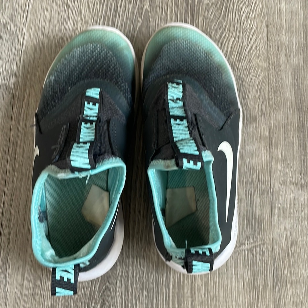 🦋EUC Girl’s Nike FlexRunner shoe. Size 11.5🦋